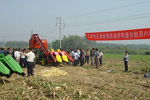 天津市为购置玉米联合收获机的机手进行岗前培