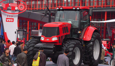 10月25日,目前国内生产的最大马力拖拉机,东方红-2884在郑州亮相.