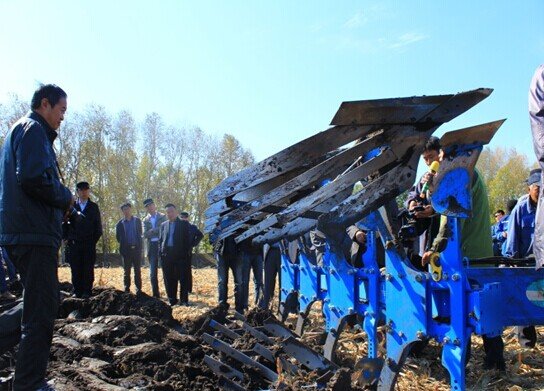 德国雷肯农机在黑龙江农垦举行大型演示会_农