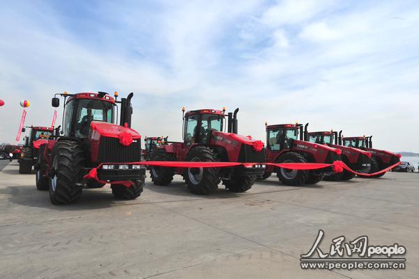 2010年黑龙江省现代农机专业合作社进口拖拉机发车仪式现场