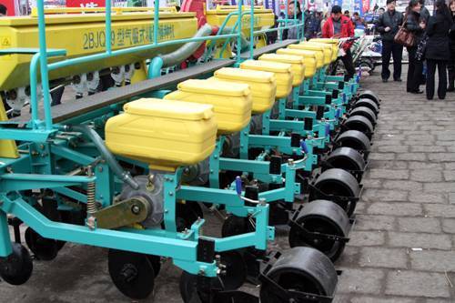 哈尔滨沃尔科技公司在今年的黑龙江省农机产品订货交易会上展示的九行气吸式精量播种机