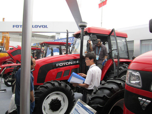 雷沃农业装备推出的国内首台拥有自主知识产权的同步器换挡拖拉机正式亮相