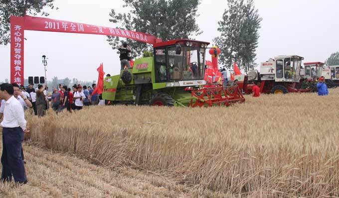 农业部在河南省南阳市举行2011年小麦跨区机收启动仪式