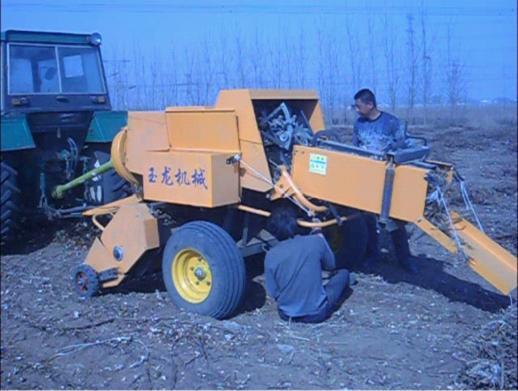 圖1宋某在田里為打捆機跟換捆