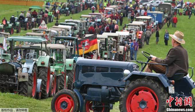 德国1000多辆拖拉机集合 欲创新吉尼斯世界纪录