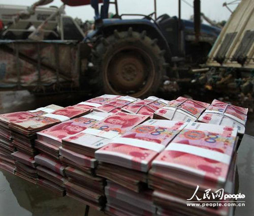 2013年1月6日，江西南昌安义县，100万元奖金堆放在桌上准备发放