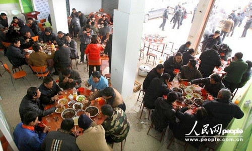 2013年1月6日，江西南昌安义县，摆上10桌丰收宴，共庆丰收年。