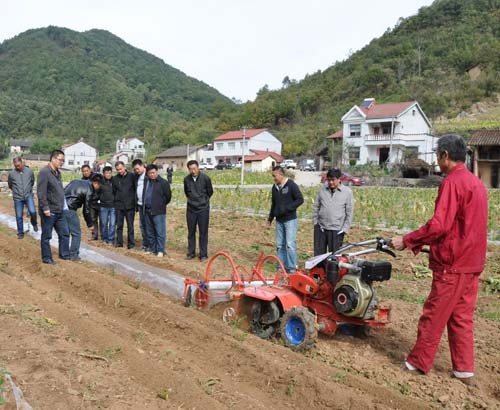 湖北?？悼h煙葉分公司組織召開煙草農(nóng)業(yè)機(jī)械現(xiàn)場(chǎng)推介會(huì)