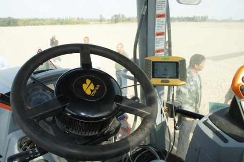 新疆博乐市召开自动导航系统农机无人驾驶现场会