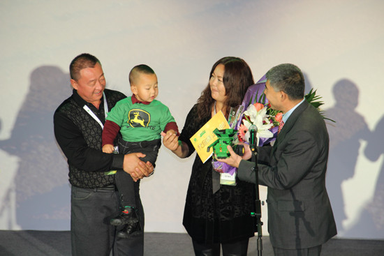 　　约翰迪尔中国总裁刘镜辉先生为获奖用户颁奖