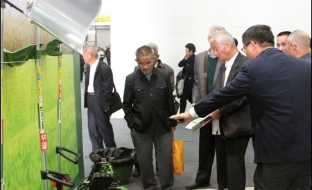 商家农林机械产品受到了与会代表的欢迎