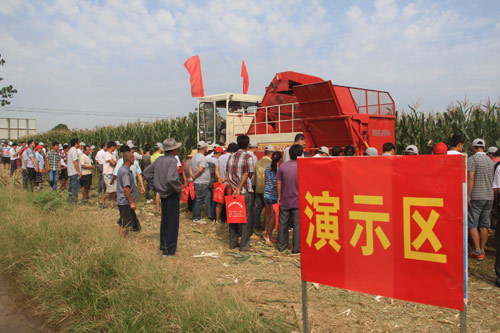 演示區(qū)里的明星——雷沃谷神玉米收割機(jī)