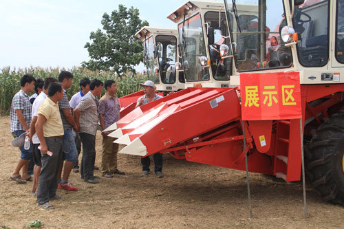 雷沃谷神玉米收割機(jī)熱銷(xiāo)中原