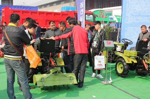 “沭河”120型小四轮拖拉机亮相青岛国际农机展览会
