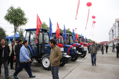 農(nóng)機(jī)展示展銷區(qū)人來人往