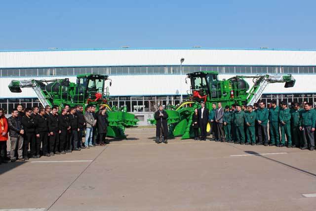 图2：约翰迪尔中国总裁刘镜辉在首批CH330新型甘蔗收割机交付仪式现场发表讲话