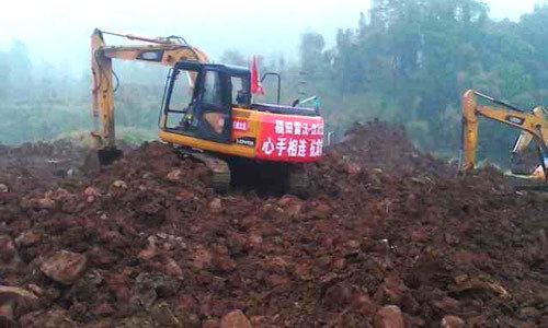 根据抗震救灾指挥部的安排，雷沃挖掘机和装载机正在芦山县参与救灾