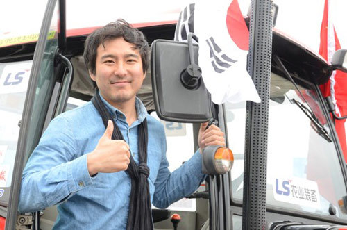 “LS乐星拖拉机穿越中国”活动的韩国旅行家姜基兑