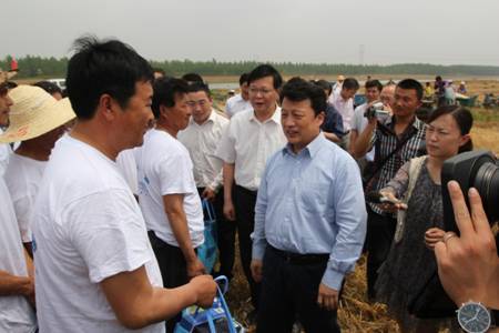 李强在灌云县视察“三夏”麦收工作，并亲切慰问奇瑞重工谷王机手