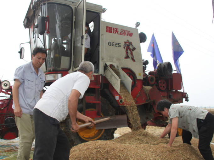 2013年6月1日，雷沃爱心机收队为留守儿童马玉林等五兄弟家免费收麦3