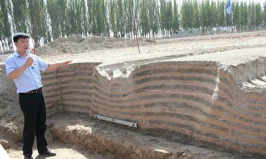 土壤断面展示，米其林农用子午线轮胎能有效防止土壤板结，起到保护土壤的作用