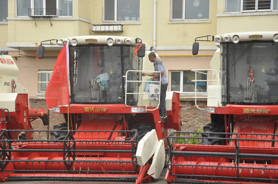 开着心仪的雷沃谷神gn70收割机回家