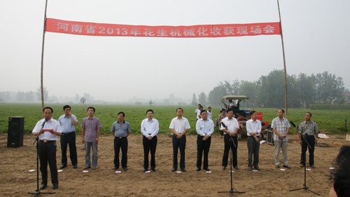 河南商丘宁陵花生机械化收获现场会