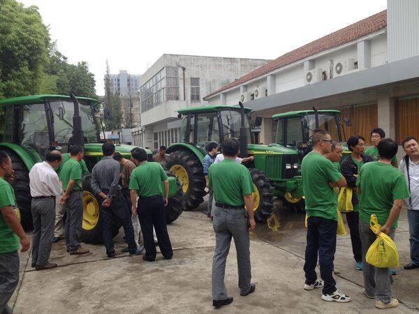 鹽城地區合作社人員現場參觀約翰迪爾拖拉機和收割機產品