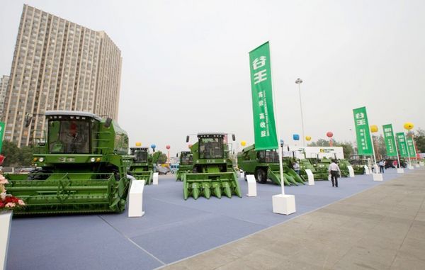 2013中国（安徽）农业产业化交易会上，奇瑞重工展出农业装备系列产品