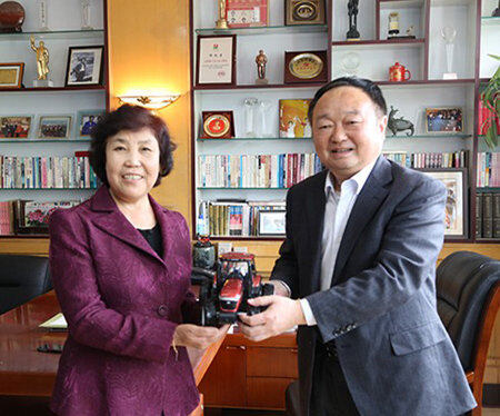 揭牌仪式在大寨村大寨田旁举行,昔阳县大寨村党总支书记郭凤莲,山西省