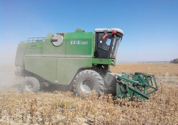 谷王8000a收获机械正在收割红花