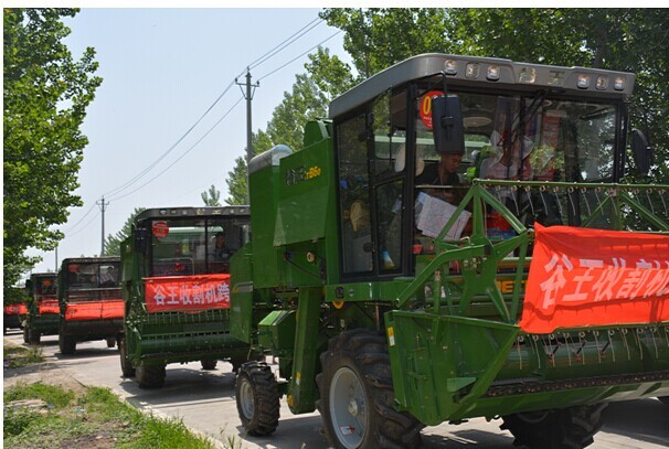 全國**大 的三夏跨區(qū)機(jī)收隊啟程