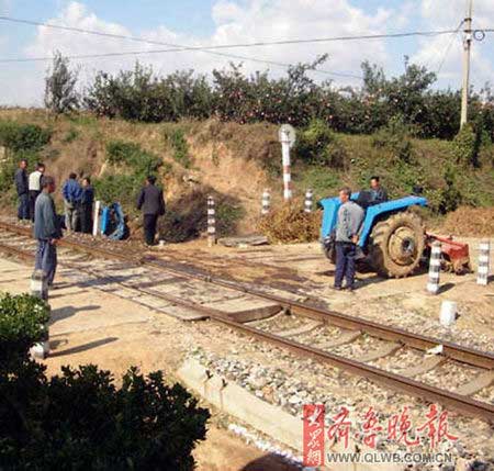 拖拉機(jī)被火車撞成兩截 司機(jī)安然無恙(圖)