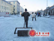 五九七農場侯利欣：自制手推清雪器，提高功效3倍多