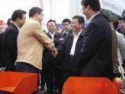 湖北省委副书记杨松农机展上纵谈购机补贴