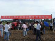 新疆博乐市小营盘镇举办大型农机具现场演示会