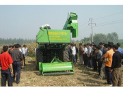 天津市为购置玉米联合收获机的机手进行岗前培训