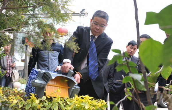 厦门铂源机械制造有限公司董事长、高级工程师黄峰在演示该公司开发的全新专利产品便捷式电动采茶机