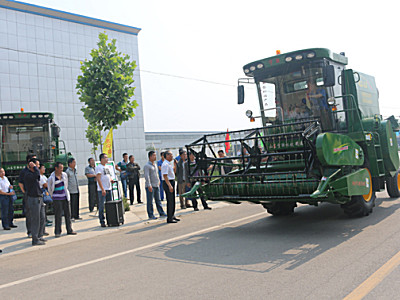 公司举办麦收机械化收获培训班暨新产品推荐活动