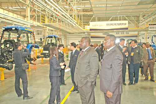 非洲嘉宾参观欧豹拖拉机生产线