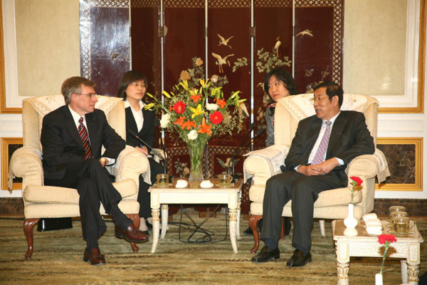 戴维•埃弗雷特一行与天津市副市长王治平亲切会晤