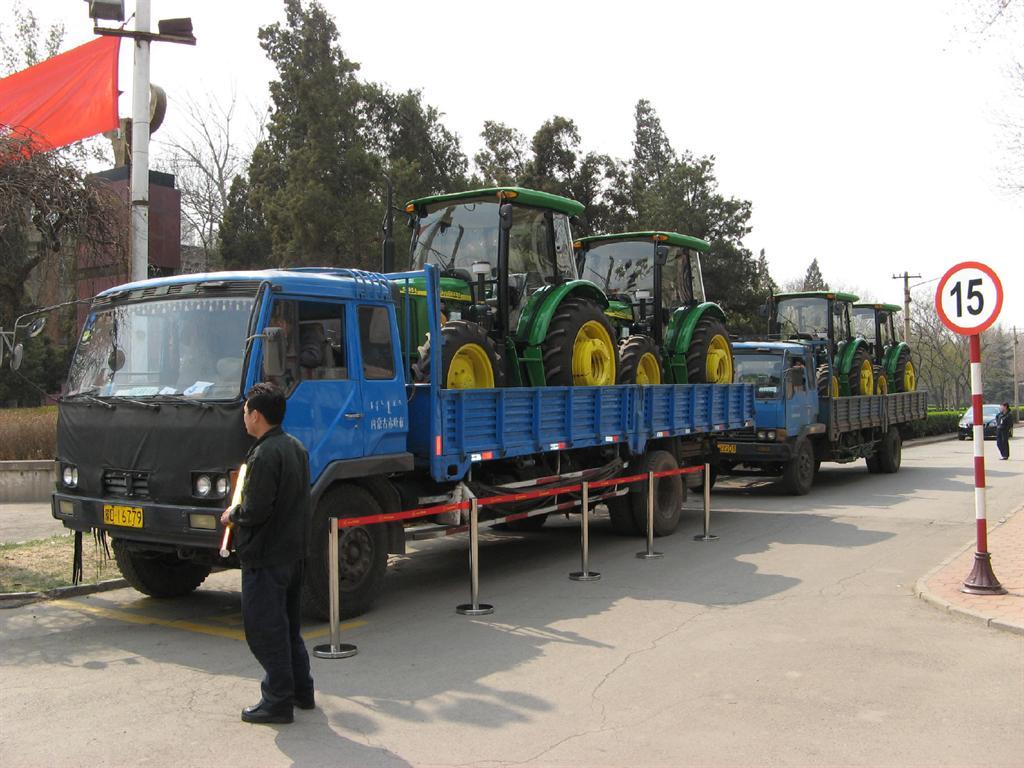 迪尔中国庆祝首批5000拖拉机的销售