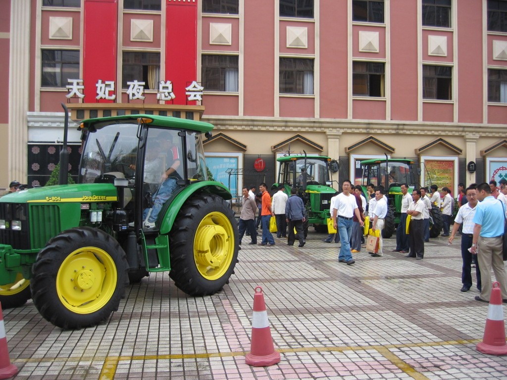 约翰迪尔5000系列拖拉机推介会在南宁举行