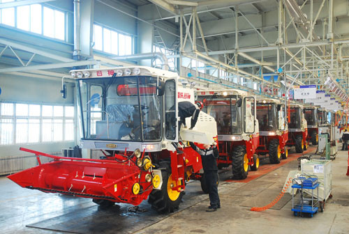 雷沃谷神收割機(jī)總裝車間生產(chǎn)線