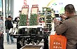 洋马推出国内首台乘坐式全自动蔬菜移栽机