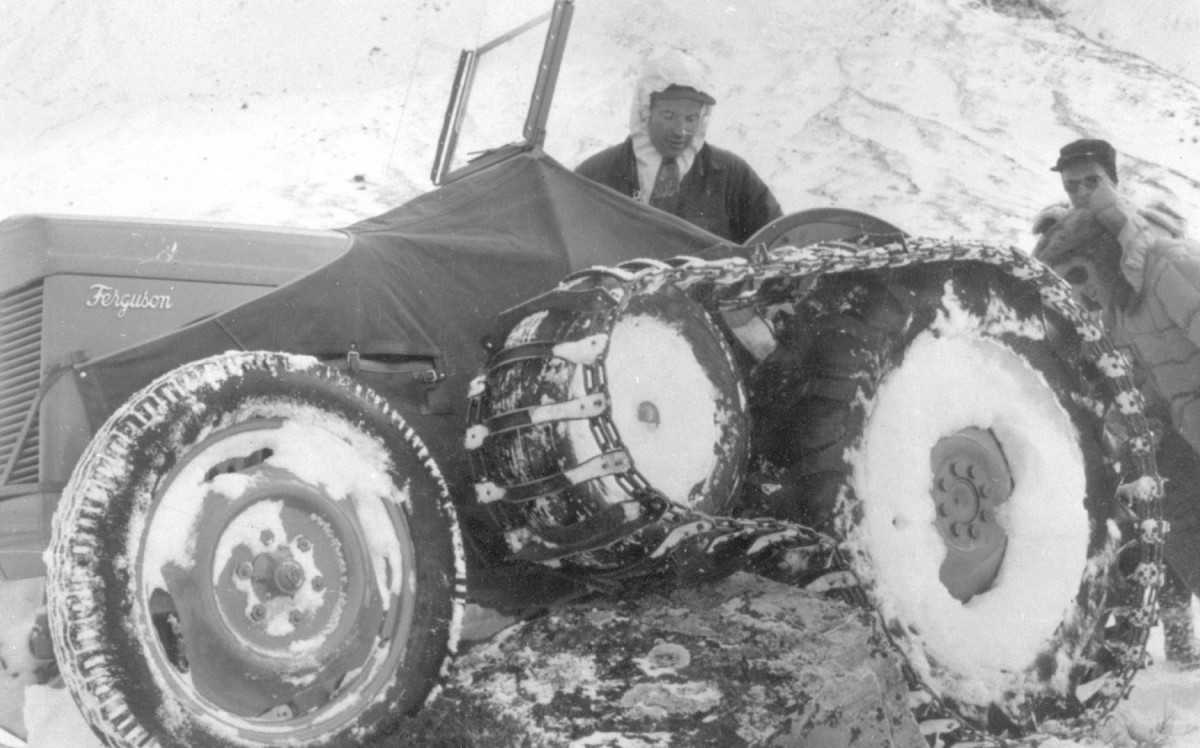 1958年， Edmund Hillary爵士带队驾驶福格森TE20拖拉机创下第一次机械化远征南极的壮举