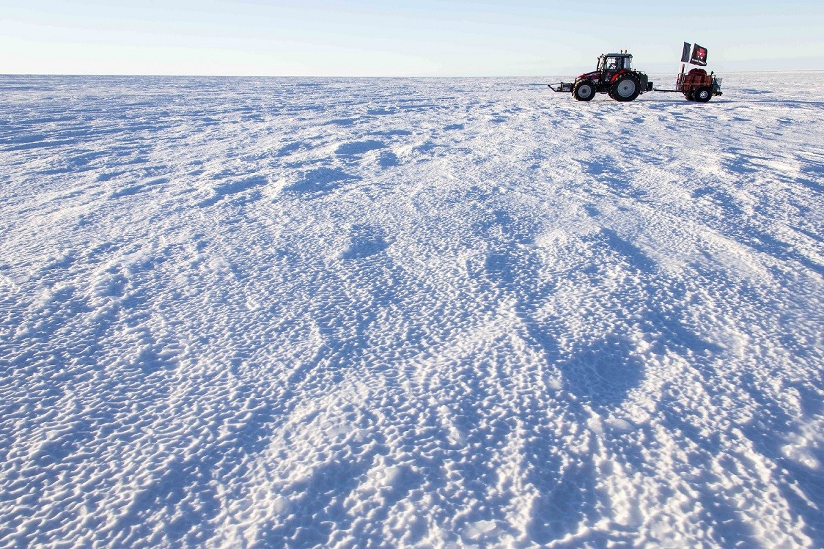 驾驶拖拉机时必须全神贯注，需连续几小时凝视眩目的阳光和白茫茫的冰天雪地
