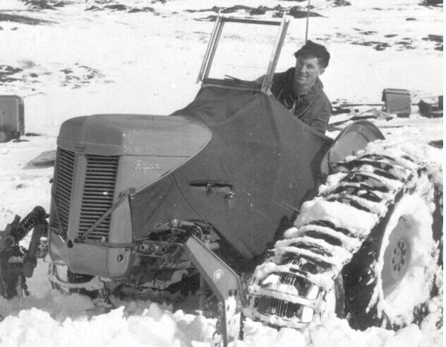 1958年， Edmund Hillary爵士带队驾驶福格森TE20拖拉机创下第一次机械化远征南极的壮举
