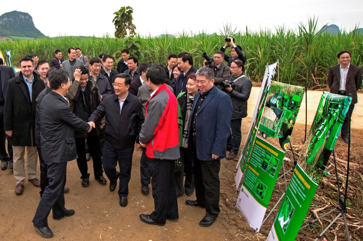 广西自治区政府副主席唐仁健、各级农机管理部门代表及企业代表在活动现场