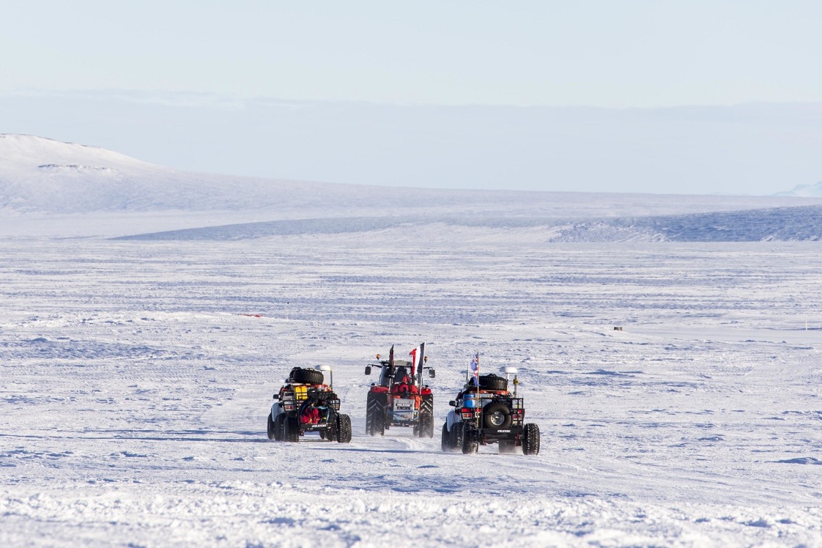 兩臺北極卡車（Arctic Trucks）提供著旅行指導和安全支持